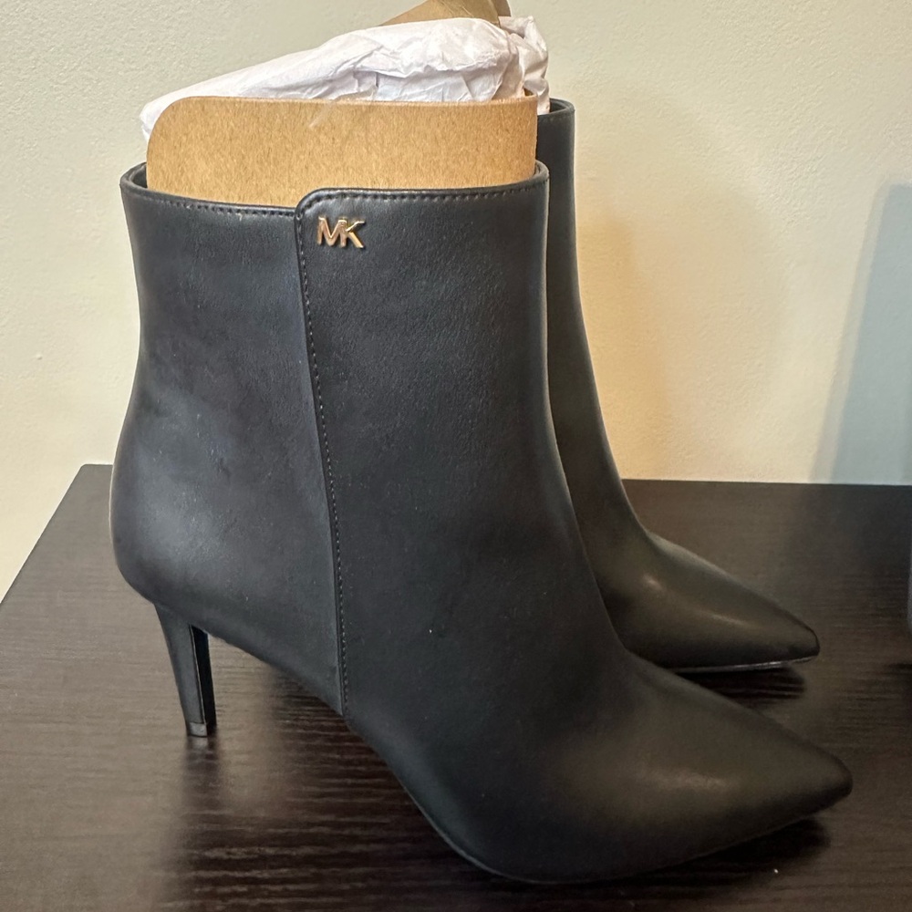 Michael Kors Dorothy Flex Mid Boot Size 6